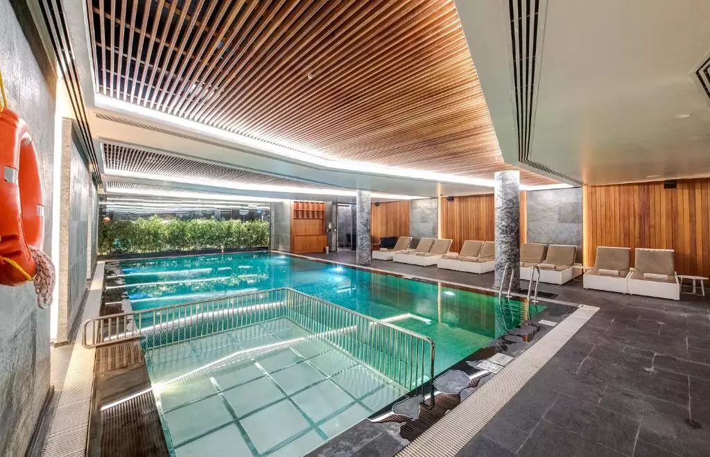 استخر سربسته هتل دبل تری بای هیلتون پیاله پاشا